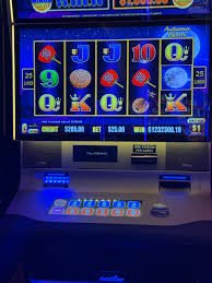 live Sic Bo dealer rolling dice